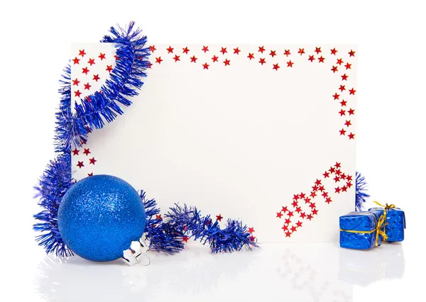 Mutlu yeni yıl 2013 tebrik kartı ve mavi tinsel, renkli top, üzerinde beyaz izole kutular hediye — Stok fotoğraf