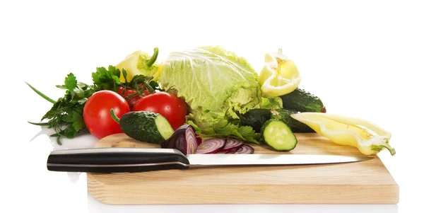 Sebze ve doğrama tahtası üzerinde bıçak seti — Stok fotoğraf