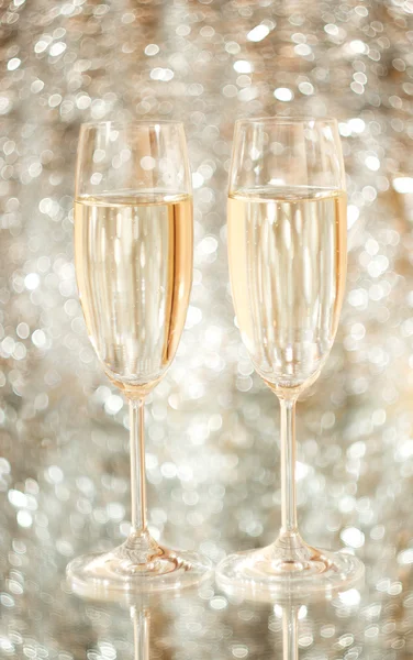 Fundo fuzzy para copos de vinho com champanhe — Fotografia de Stock