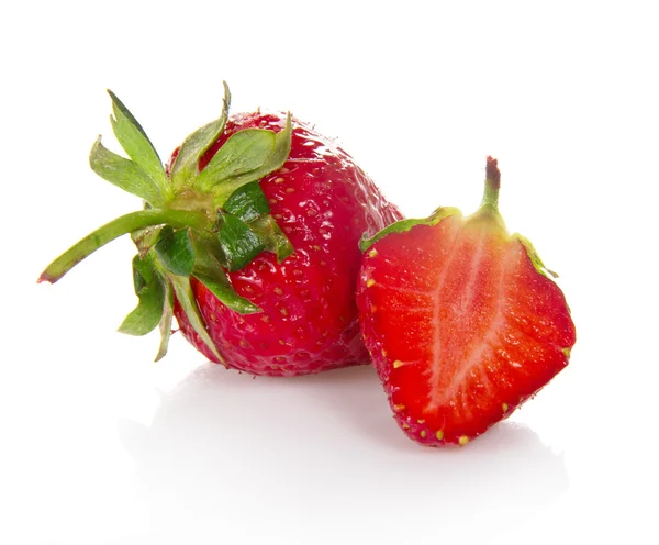 Fresa con hojas y una rebanada de fresas —  Fotos de Stock