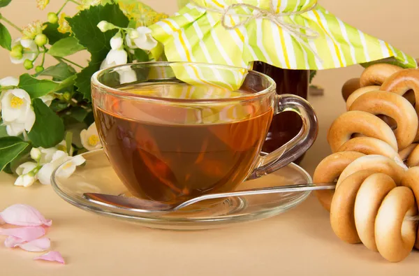 Jam, tea, bagels, closeup on a beige background — Stock Photo, Image