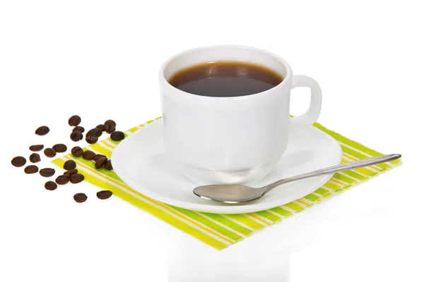 Белая чашка кофе на полосатой салфетке, изолированной на белом — стоковое фото