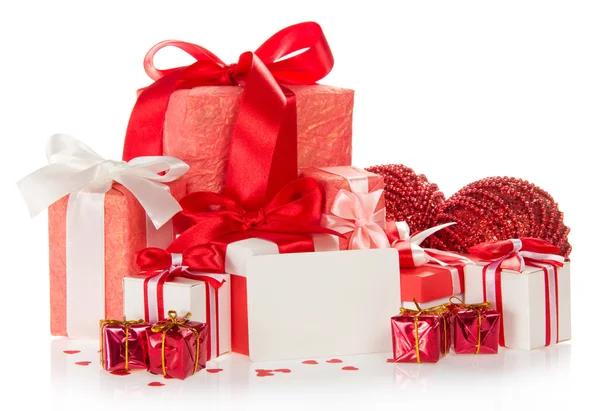 Helle Geschenkboxen, Neujahrsbälle und leere Grußkarten für Weihnachten isoliert auf weiß — Stockfoto