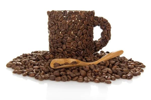 La tazza di caffè fatta di fagioli e un cucchiaio di legno — Foto Stock