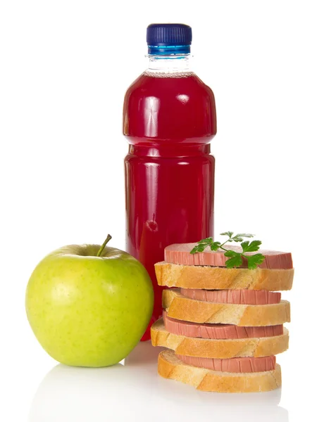 Sandviç, yeşil elma ve içki şişesiyle — Stok fotoğraf