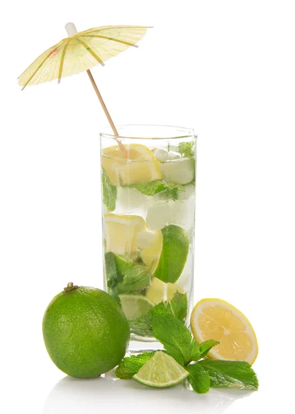 The glass of a cold mojito, is decorated with an umbrella, the spearmint — Stock Photo, Image