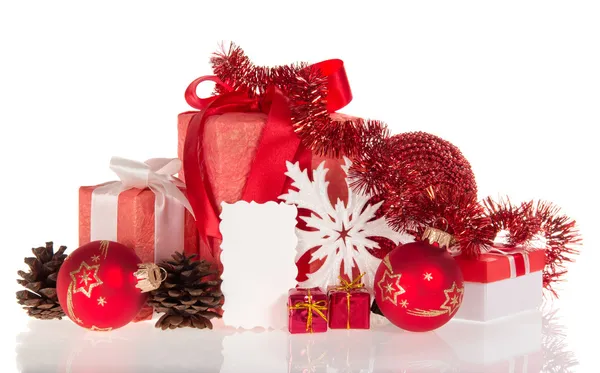 Regalos de Navidad, decoraciones navideñas y tarjeta vacía para una felicitación — Foto de Stock