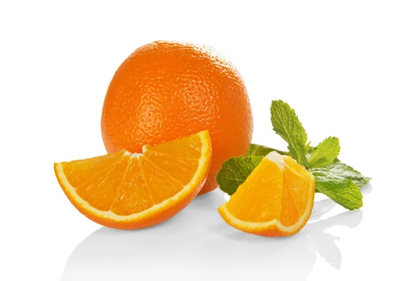 Grote hele oranje, segmenten van Oranje en de munt — Stockfoto