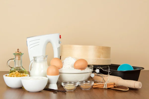 Mikser, pişirme çanağı ve ürünleri, bej renkli arka plan üzerinde bir dizi — Stok fotoğraf