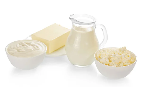 Milch in einem Krug, Quark, saure Sahne und die Butter isoliert auf weiß — Stockfoto