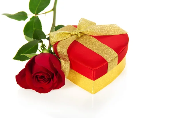 Caja de regalo roja brillante en forma de corazón con arco de oro y rosa aislada en blanco —  Fotos de Stock