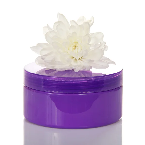 Frasco de creme violeta cosmético natural e flor isolada em branco — Fotografia de Stock