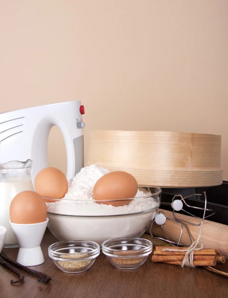 Mikser, elek, kaşık, oklava ve pişirme üzerinde bej için ürünler — Stok fotoğraf
