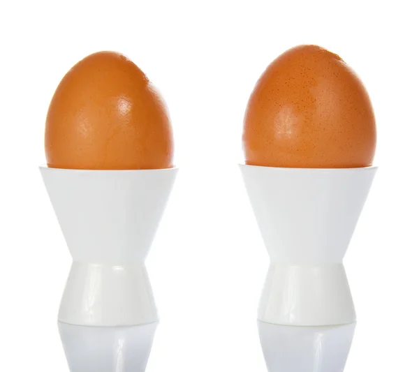 In der Nähe zwei Stützen mit den Eiern, isoliert auf weiß — Stockfoto