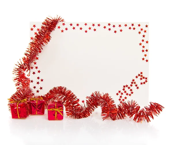 Carton rouge vif sur le Nouvel An 2013 avec tinsel coloré et boîtes-cadeaux rouges isolés sur blanc — Photo