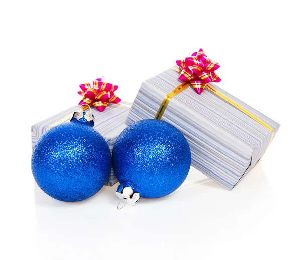 Brinquedo de Natal azul e presentes festivos isolados em branco — Fotografia de Stock