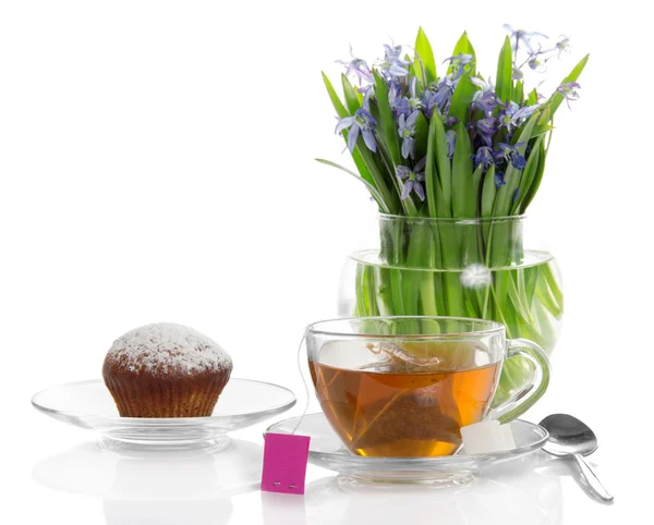 Cupcake op een schotel, thee, suiker en de bloemen geïsoleerd op wit — Stockfoto