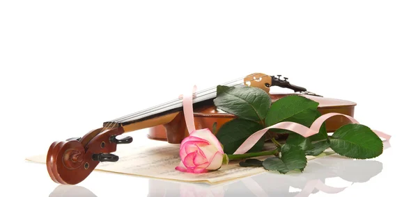 ヴァイオリン、ノート、ローズ、テープで飾られました。 — ストック写真