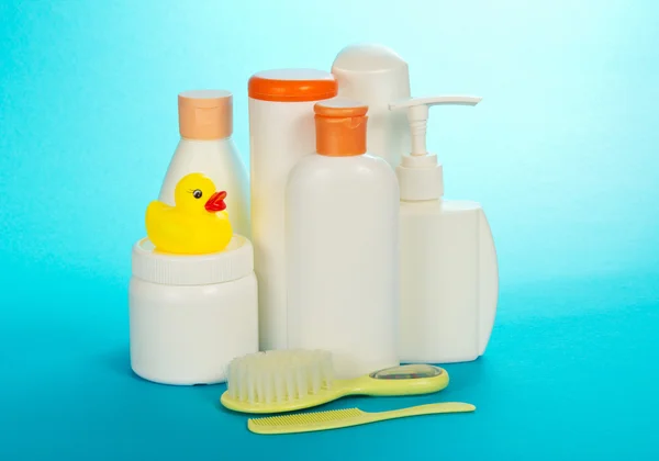 Ensemble de cosmétiques pour enfants, une brosse à cheveux et une crête, sur fond bleu — Photo