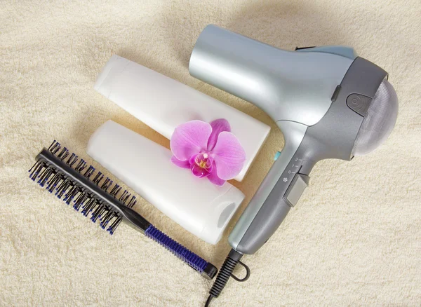 Shampoo, Balsam und Orchideenblume auf Frottee — Stockfoto