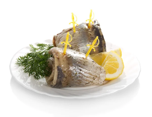 Limon ve beyaz izole dereotu ile ringa balığı filetosu — Stok fotoğraf