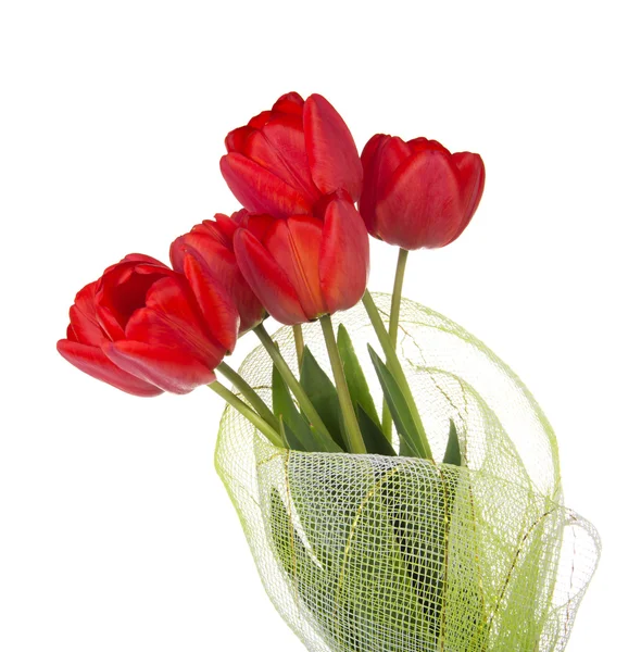 El ramo de tulipanes rojos está decorado con una gasa, aislada en blanco — Foto de Stock