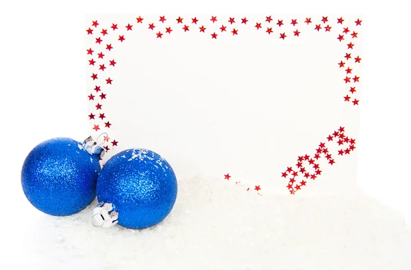 Felice anno nuovo 2013 biglietto di auguri rosso con palline blu sulla neve isolata su bianco — Foto Stock