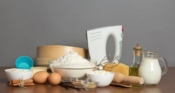 Mikser, elek, kaşık ve oklava, set gri bir arka plan üzerinde hamur ürünleri — Stok fotoğraf