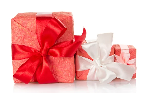 Cajas de regalo con hermosos arcos, aisladas en blanco — Foto de Stock