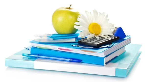 Książki, notatnik, papeteria, kalkulator, jabłko i rumianku na białym tle — Zdjęcie stockowe