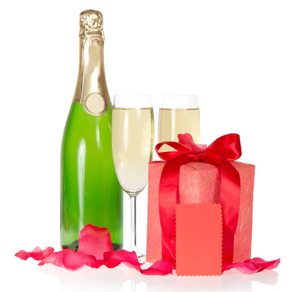 Champagner, Geschenkbox, Rosenblätter und leere Karte, isoliert auf weiß — Stockfoto