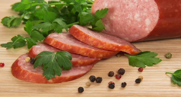 Wurst, Petersilie, Gewürze auf dem Schneidebrett — Stockfoto