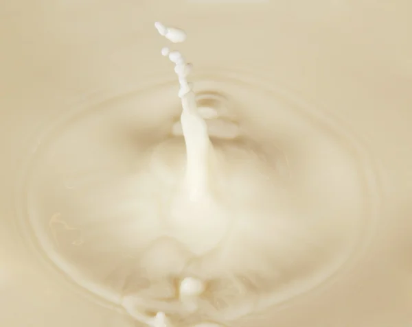 幻想的なミルクの背景。波、滴を飛散します。. — ストック写真
