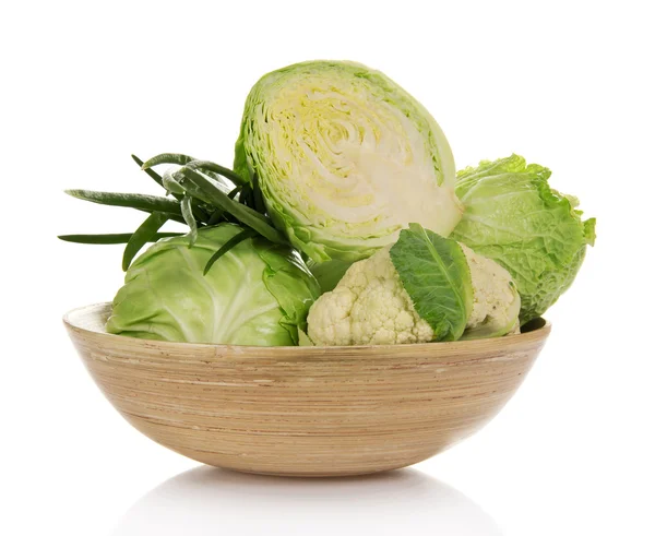 Karnabahar, Beyaz lahana, Çin lahanası ve büyük bir kase içinde yeşil soğan üzerine beyaz izole — Stok fotoğraf