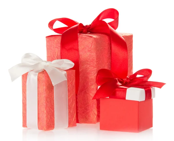 Tres cajas de regalo decoradas con una cinta y un lazo, aisladas en blanco —  Fotos de Stock
