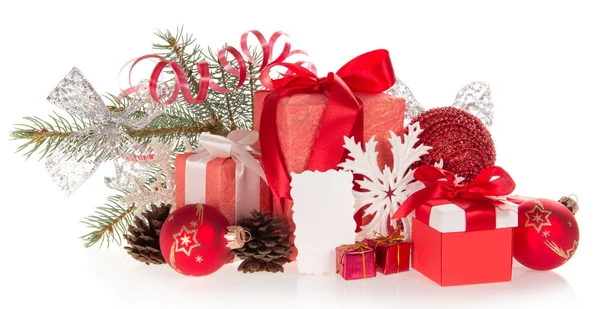 Scatole regalo grandi e piccole con fiocchi nastri e fili di lame natalizie, isolate su bianco — Foto Stock