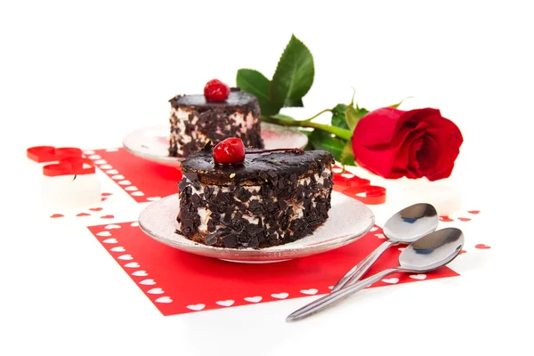 Schokoladenkirschkuchen und rote Rose zum Valentinstag isoliert auf weißem Grund — Stockfoto