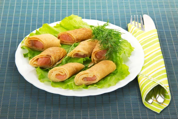 Flapjack com salmão e salada, talheres em guardanapo azul — Fotografia de Stock