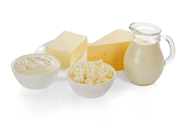 Crema agria, requesón, leche, queso y la mantequilla, aislados en blanco — Foto de Stock