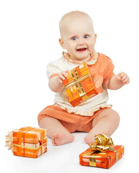 Verspieltes Baby hält festliches Geschenk isoliert auf Weiß — Stockfoto