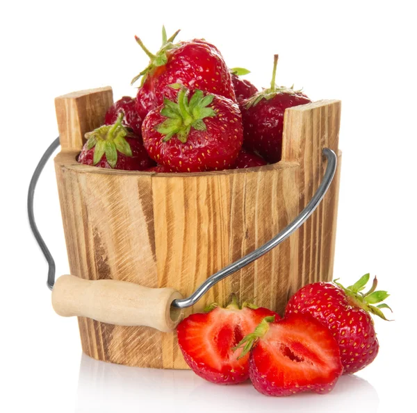 Cubo de madera de fresa y trozos de fruta cerca, aislado en blanco —  Fotos de Stock