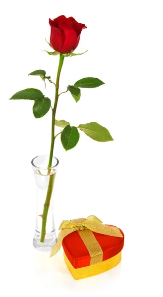 Rose rouge dans un vase avec boîte en forme de coeur isolé sur blanc — Photo