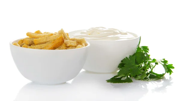 Cuenco con crema agria, un tazón con tostadas y el perejil, aislado en blanco — Foto de Stock