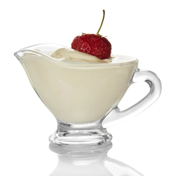 Fresa en una taza con crema aislada en el blanco —  Fotos de Stock