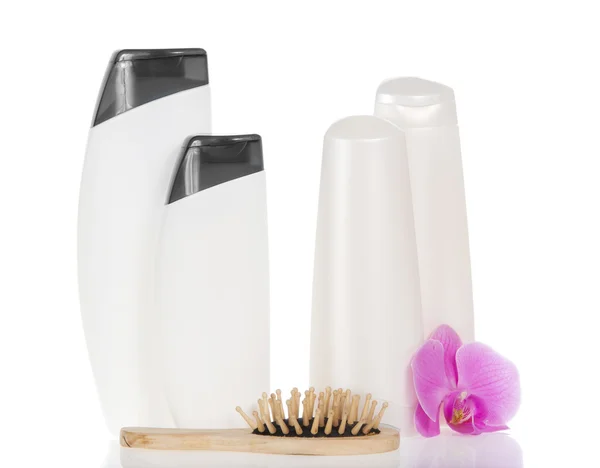 Serie di cosmetici, fiore di orchidea, la spazzola per capelli di legno, isolata su bianco — Foto Stock