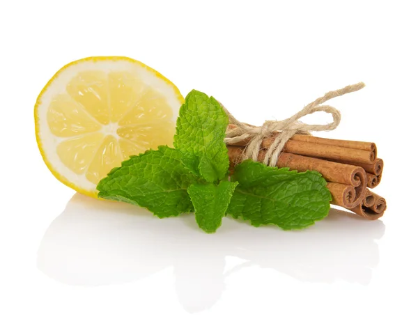 Palitos de canela, un segmento de limón y menta, aislado en blanco —  Fotos de Stock