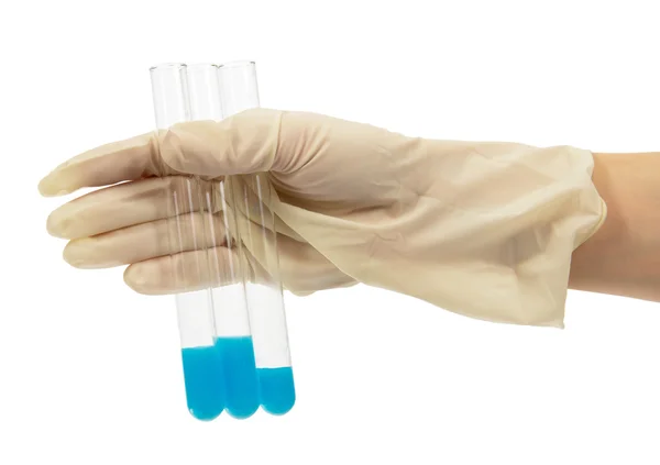 La mano sostiene un tubo de ensayo con líquido azul aislado en blanco —  Fotos de Stock