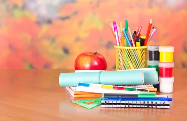 Kladblok, schrijfgerei en verven, op een tafel — Stockfoto