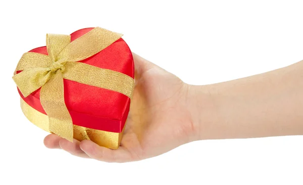 La mano del hombre con una caja de regalo un corazón, aislado en blanco — Foto de Stock