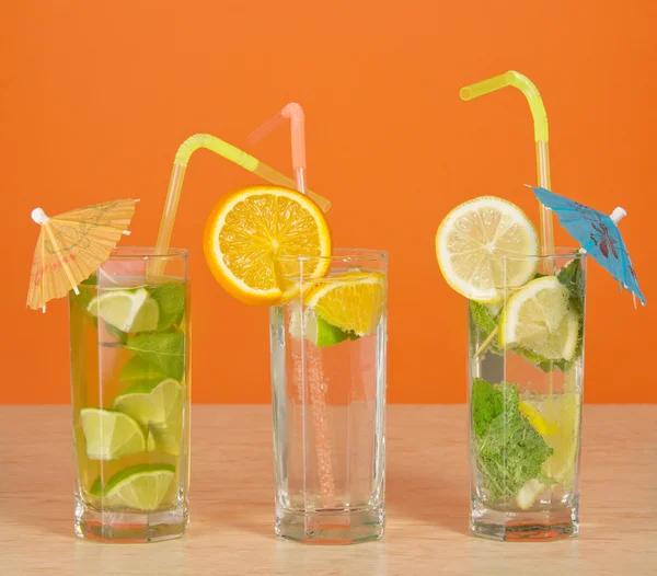 Té con limón, bebida de naranja y cóctel en una mesa — Foto de Stock